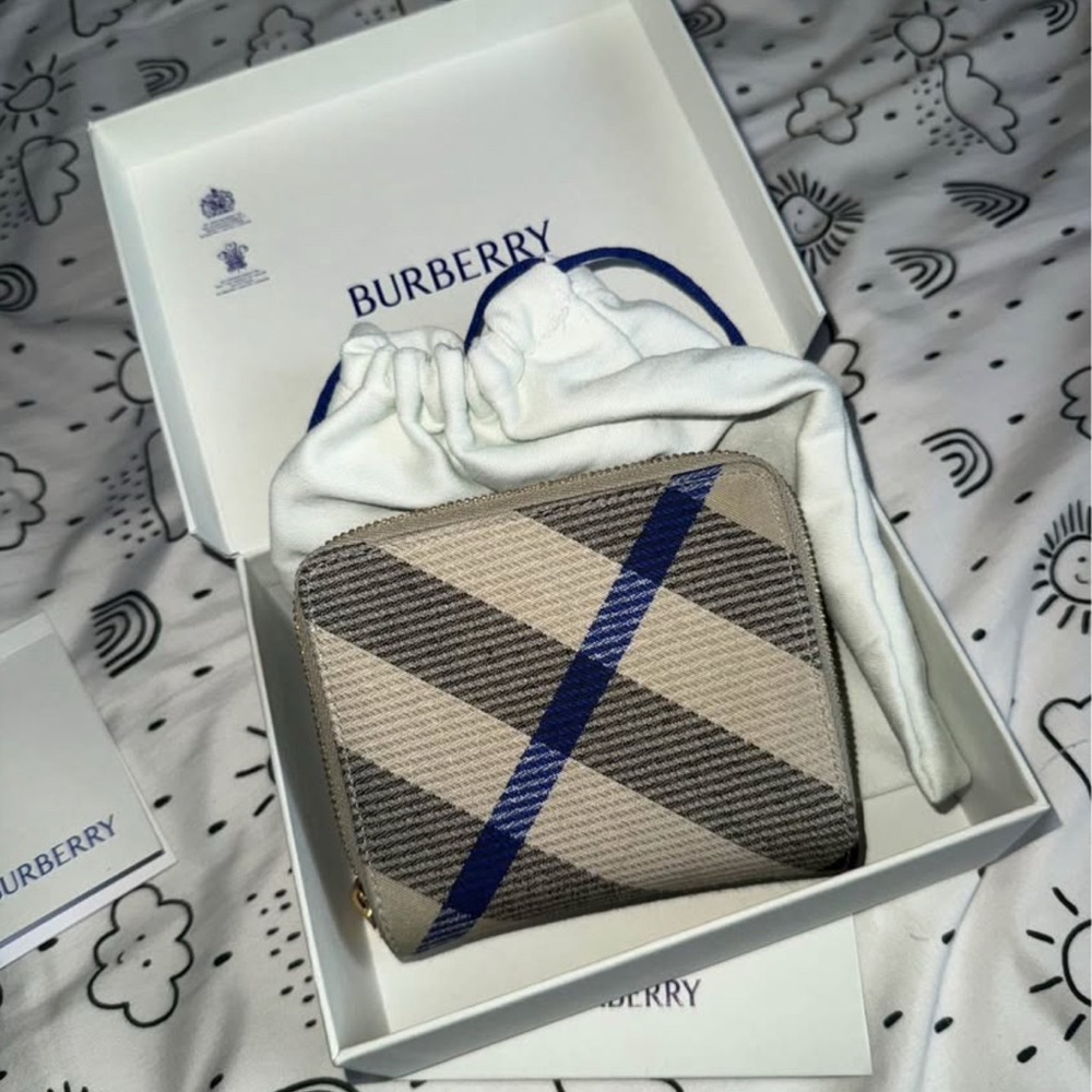 Original Burberry Beige/baby green and Black Checkered Wallet - Picture 2 of 6